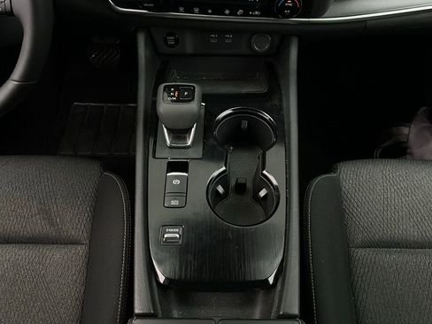 Used 2025 Nissan Rogue SV image 15