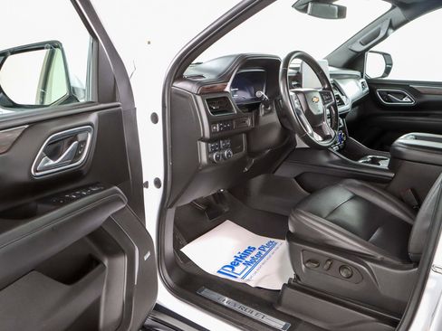 Used 2023 Chevrolet Suburban LT image 3