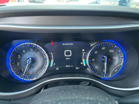 Used 2023 Chrysler Pacifica Touring-L image 19