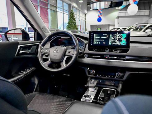 Used 2025 Mitsubishi Outlander ES image 26