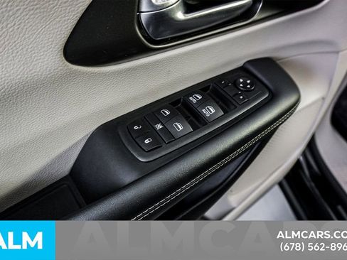 Used 2024 Chrysler Pacifica Touring-L image 47