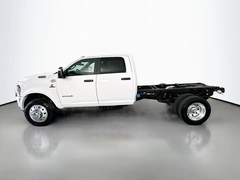 New 2026 RAM 5500 4x4 Crew Cab image 4