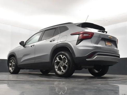 Used 2025 Chevrolet Trax LT w/ LT Convenience Package FWD image 12