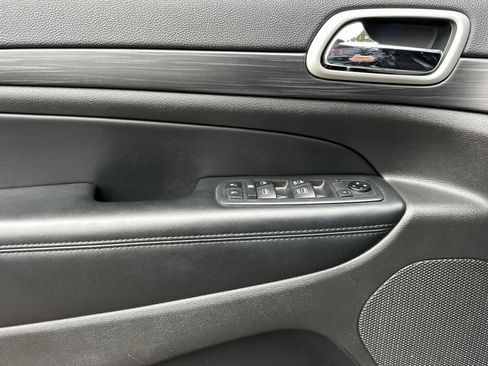 Used 2021 Jeep Grand Cherokee Laredo X image 11