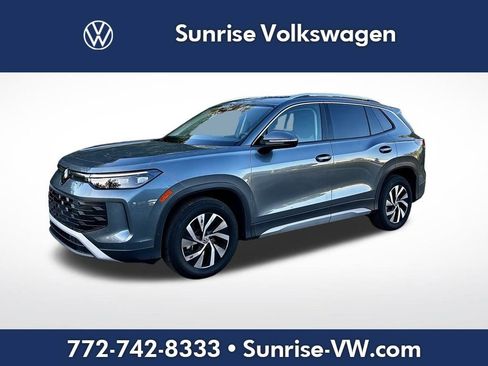 Used 2025 Volkswagen Tiguan S image 1