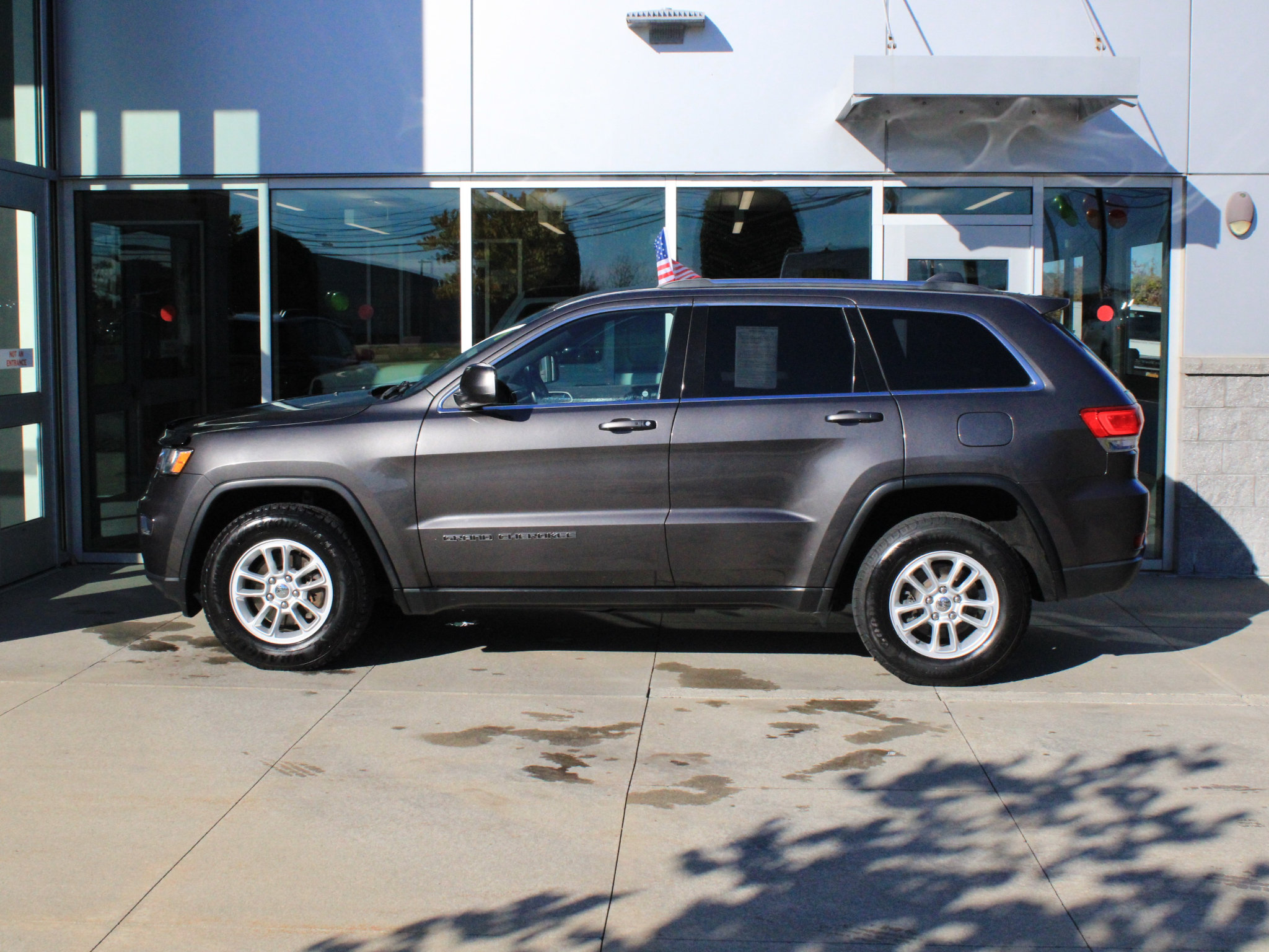 Used 2019 Jeep Grand Cherokee Laredo AWD/4WD image 5