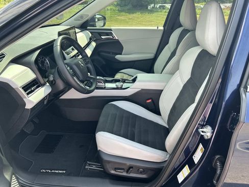 Used 2025 Mitsubishi Outlander SE FWD image 23