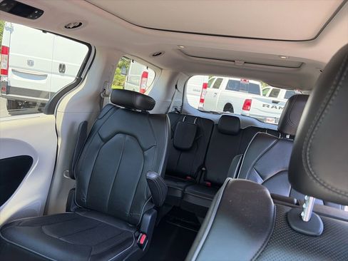 Used 2019 Chrysler Pacifica Limited w/ Tire & Wheel Group FWD image 16