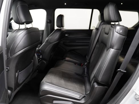 Used 2024 Jeep Grand Cherokee L Laredo image 5