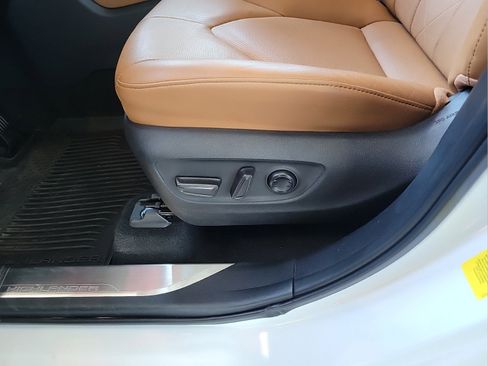 Used 2024 Toyota Highlander Platinum FWD image 28
