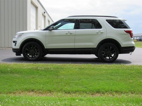 Used 2018 Ford Explorer XLT w/ XLT Appearance Package AWD/4WD image 7