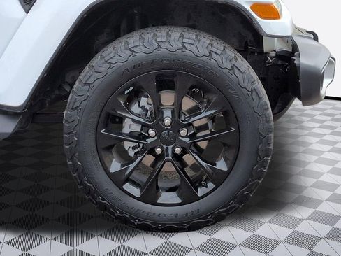 Used 2021 Jeep Wrangler Unlimited Sahara w/ Cold Weather Group AWD/4WD image 29