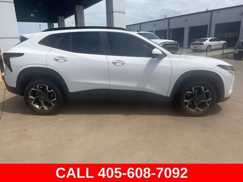 Used 2024 Chevrolet Trax LT w/ Driver Confidence Package FWD image 2