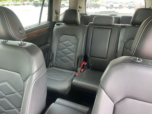 Used 2025 Volkswagen Atlas SE image 26