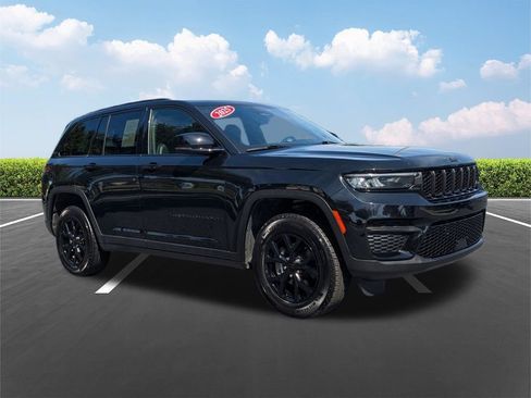 Used 2025 Jeep Grand Cherokee Altitude AWD/4WD image 2