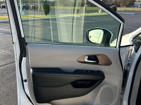 Used 2021 Chrysler Voyager LX FWD image 15