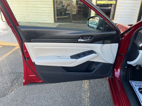 Used 2025 Nissan Altima 2.5 SV image 18