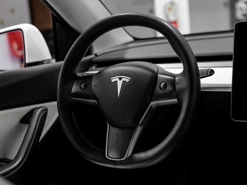 Used 2022 Tesla Model Y Long Range image 17