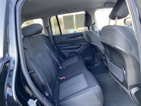 Used 2024 Jeep Grand Cherokee Laredo image 14