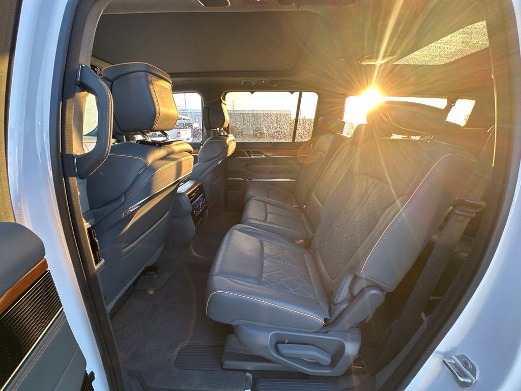 Used 2023 Jeep Grand Wagoneer L Series III AWD/4WD image 20