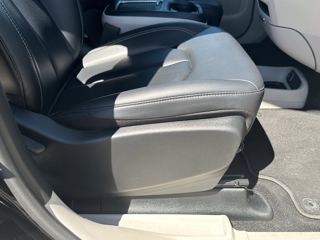Used 2024 Chrysler Pacifica Limited FWD image 15