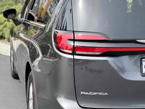Used 2023 Chrysler Pacifica Touring-L image 58