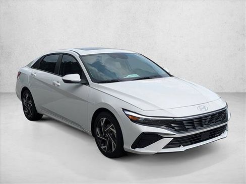 Certified 2025 Hyundai Elantra Limited FWD image 6