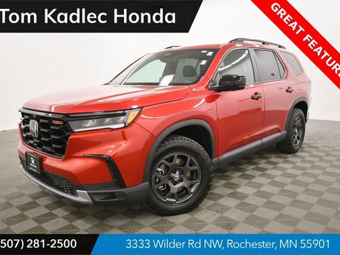 Certified 2025 Honda Pilot TrailSport image 1