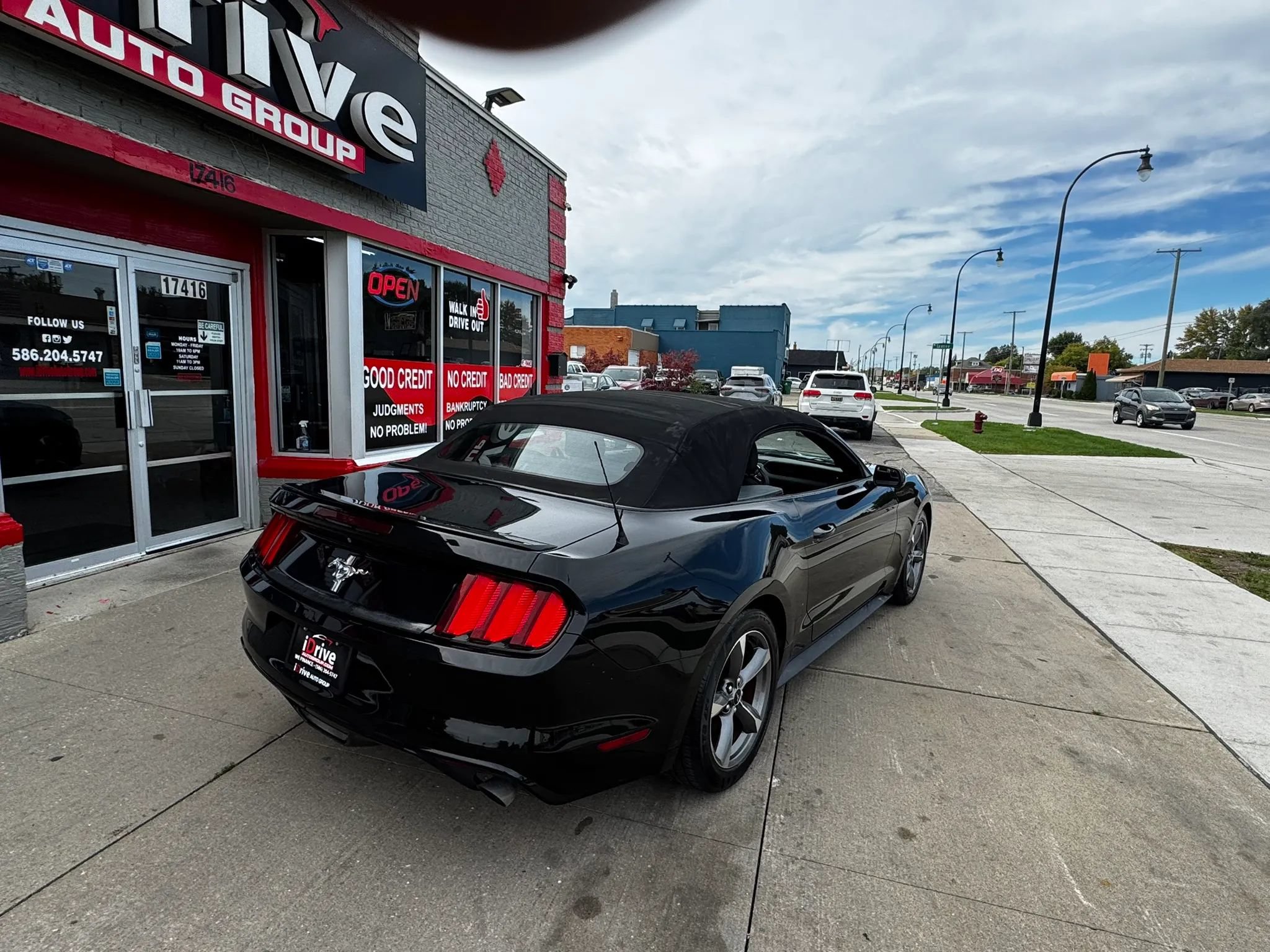 Used 2015 Ford Mustang Convertible w/ Equipment Group 051A RWD image 24
