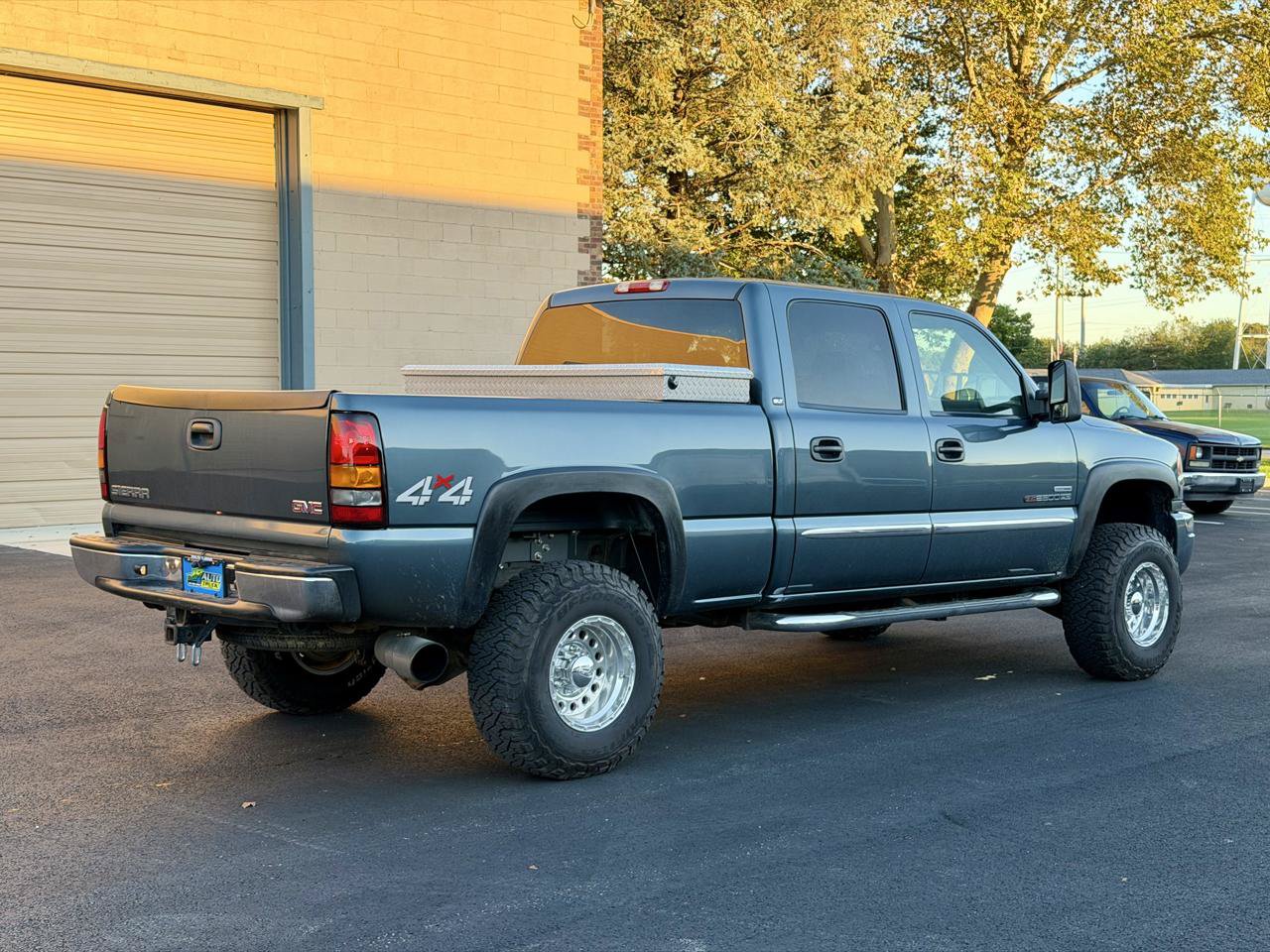 Used 2006 GMC Sierra 2500 SLT w/ Heavy-Duty Power Package AWD/4WD image 2