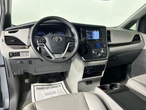 Used 2018 Toyota Sienna XLE Premium image 19
