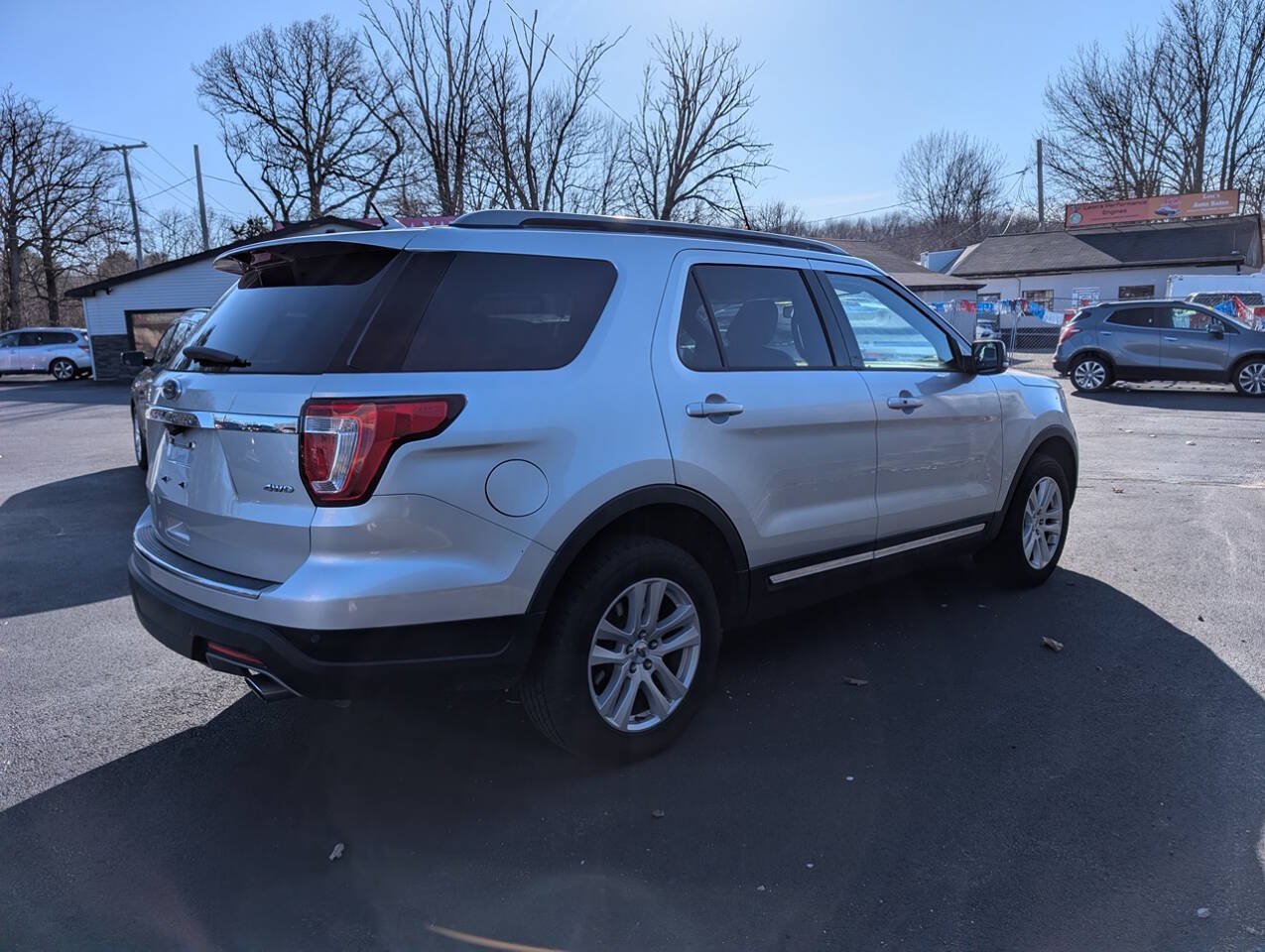 Used 2018 Ford Explorer XLT w/ Equipment Group 202A AWD/4WD image 5