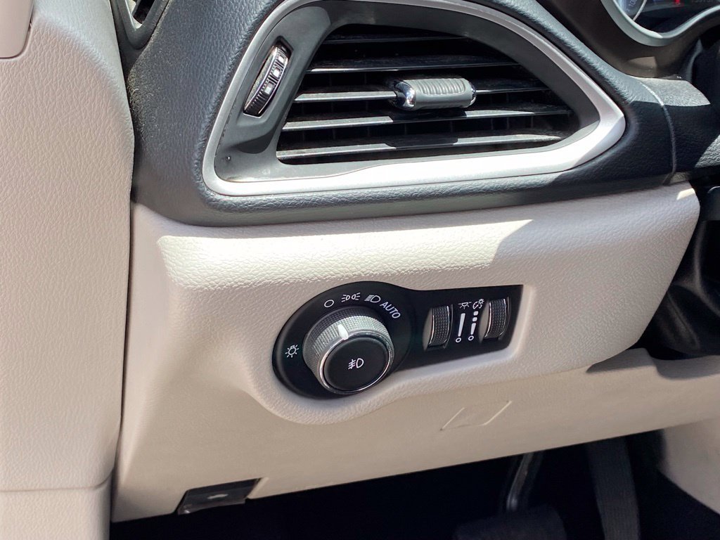 Used 2019 Chrysler Pacifica Touring-L FWD image 12
