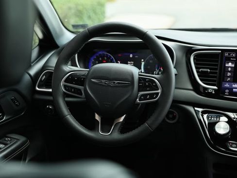 Used 2025 Chrysler Pacifica Select FWD image 26