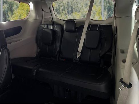 Used 2022 Chrysler Pacifica Touring-L image 32