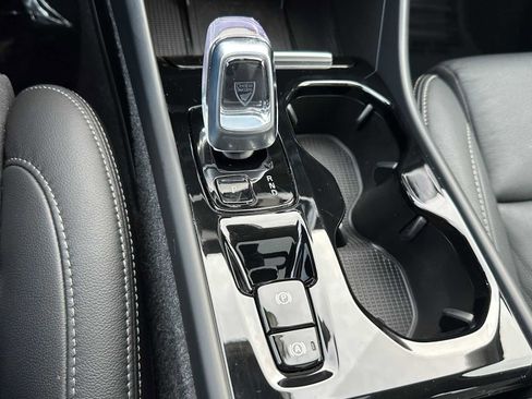 Certified 2024 Volvo XC40 B5 Plus w/ Protection Package Premier image 28