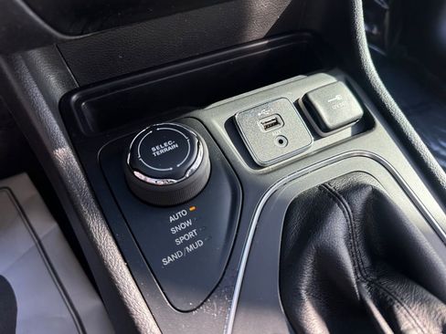 Used 2019 Jeep Cherokee Latitude Plus image 19