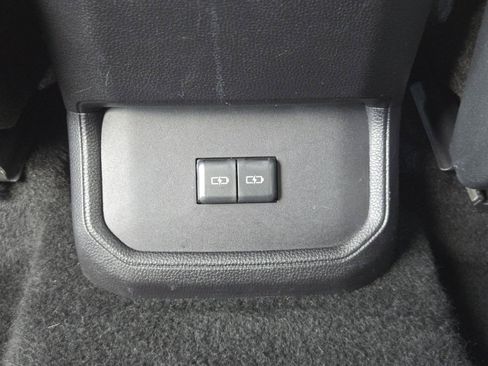 Used 2024 Toyota Highlander LE FWD image 27
