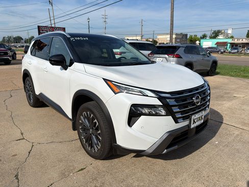 Used 2025 Nissan Rogue SL w/ Tech Package FWD image 7