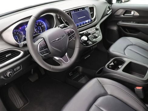 Used 2025 Chrysler Pacifica Select FWD image 13