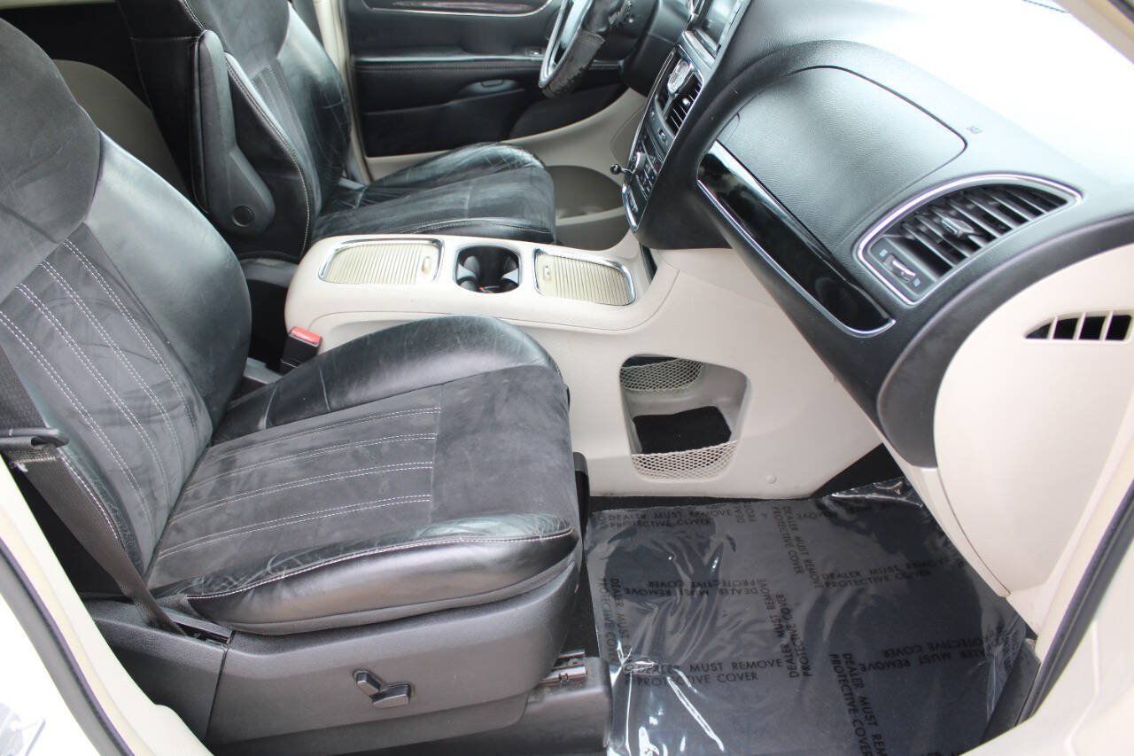 Used 2014 Chrysler Town & Country Touring-L FWD image 8