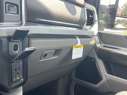 New 2026 Ford F250 Platinum w/ Platinum Plus Package AWD/4WD image 9