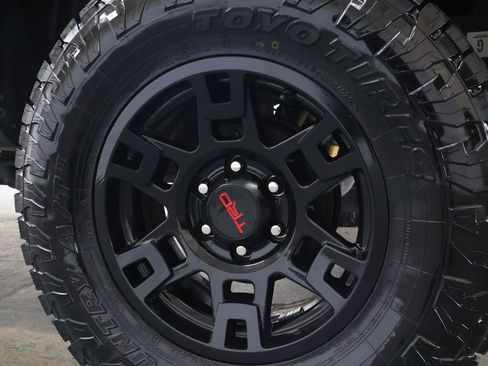 Used 2020 Toyota Tacoma TRD Off-Road w/ Technology Package image 30