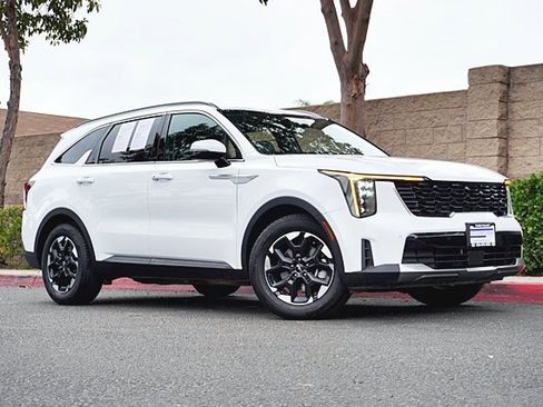 Used 2024 Kia Sorento S image 2