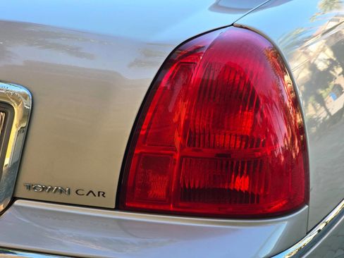 Used 2003 Lincoln Town Car Cartier image 42