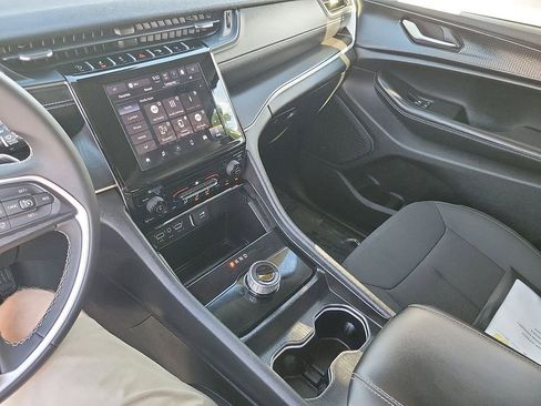 Used 2024 Jeep Grand Cherokee L Laredo image 12