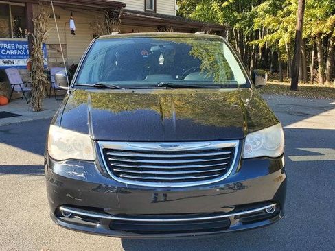 Used 2011 Chrysler Town & Country Touring FWD image 9