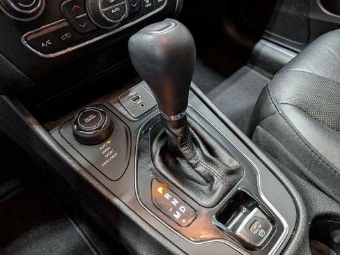 Used 2020 Jeep Cherokee Limited image 29