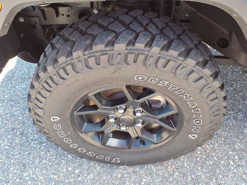 Used 2024 Jeep Gladiator Sport image 9