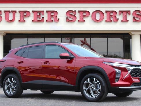 Used 2025 Chevrolet Trax LT FWD image 1
